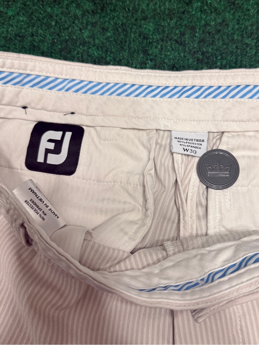 Pinehurst FootJoy Golf Shorts in Light Beige & White Stripes (W30 / 9.5” Inseam) - Picture 5 of 6